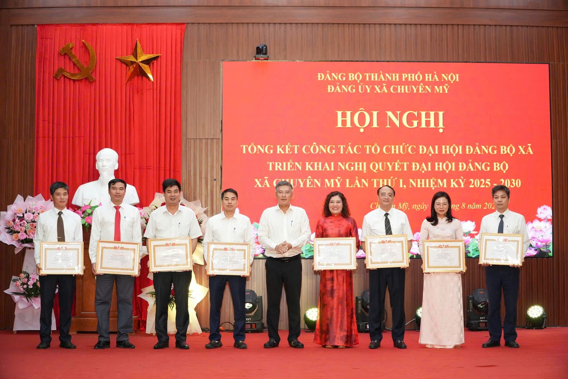 Đảng uỷ xã Chuyên Mỹ đã khen thưởng 15 tập thể và các cá nhân có thành tích xuất sắc trong công tác tổ chức, phục vụ Đại hội đại biểu Đảng bộ xã lần thứ I. Ảnh: Đình Lộc