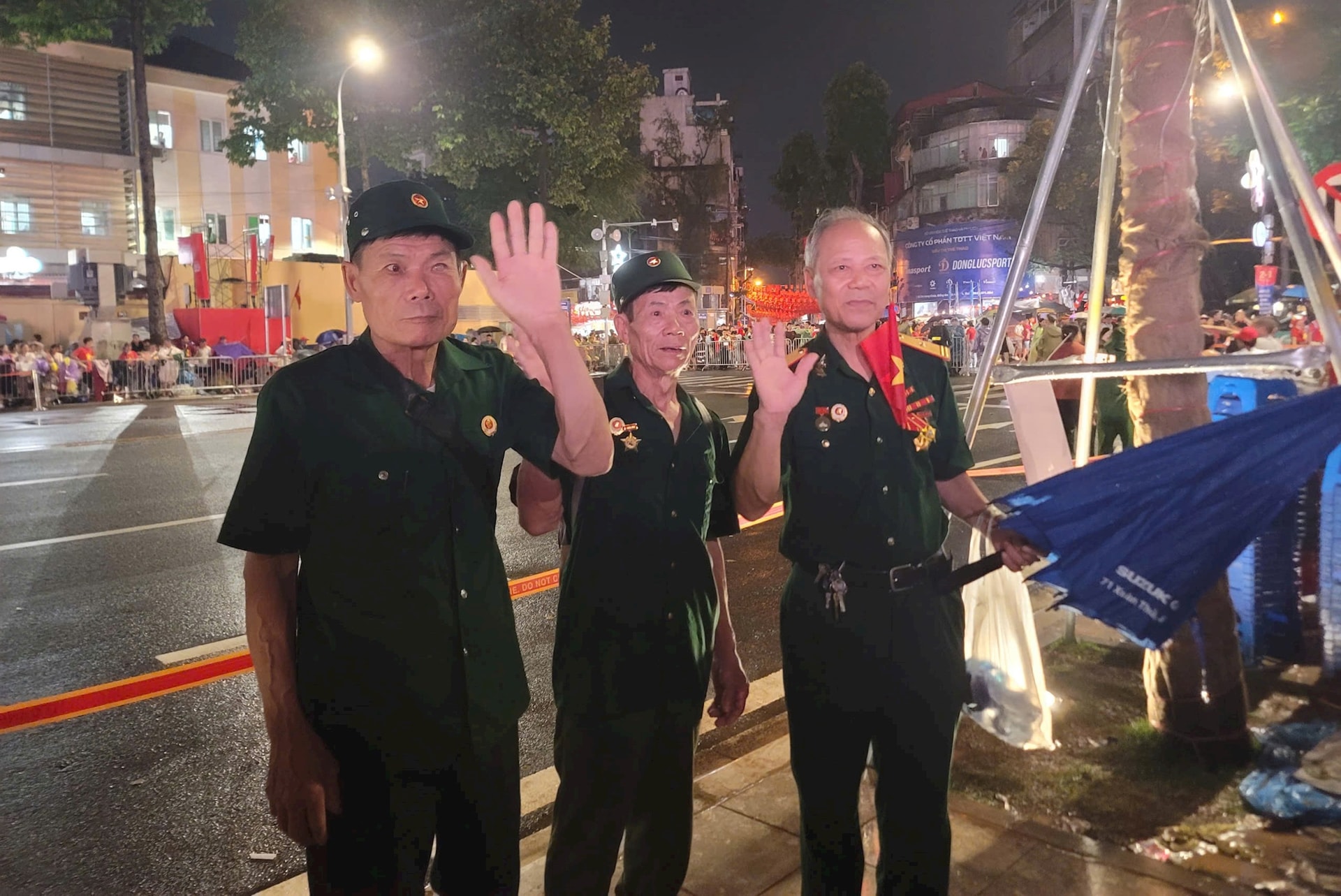 Hai anh em cựu chiến binh Nguyễn Duy Thông, Nguyễn Duy Thành (đội mũ, quê xã Hoài Đức) cảm thấy rất vui được bố trí chỗ ngồi ưu tiên để theo dõi diễu binh, diễu hành. Ảnh: MH