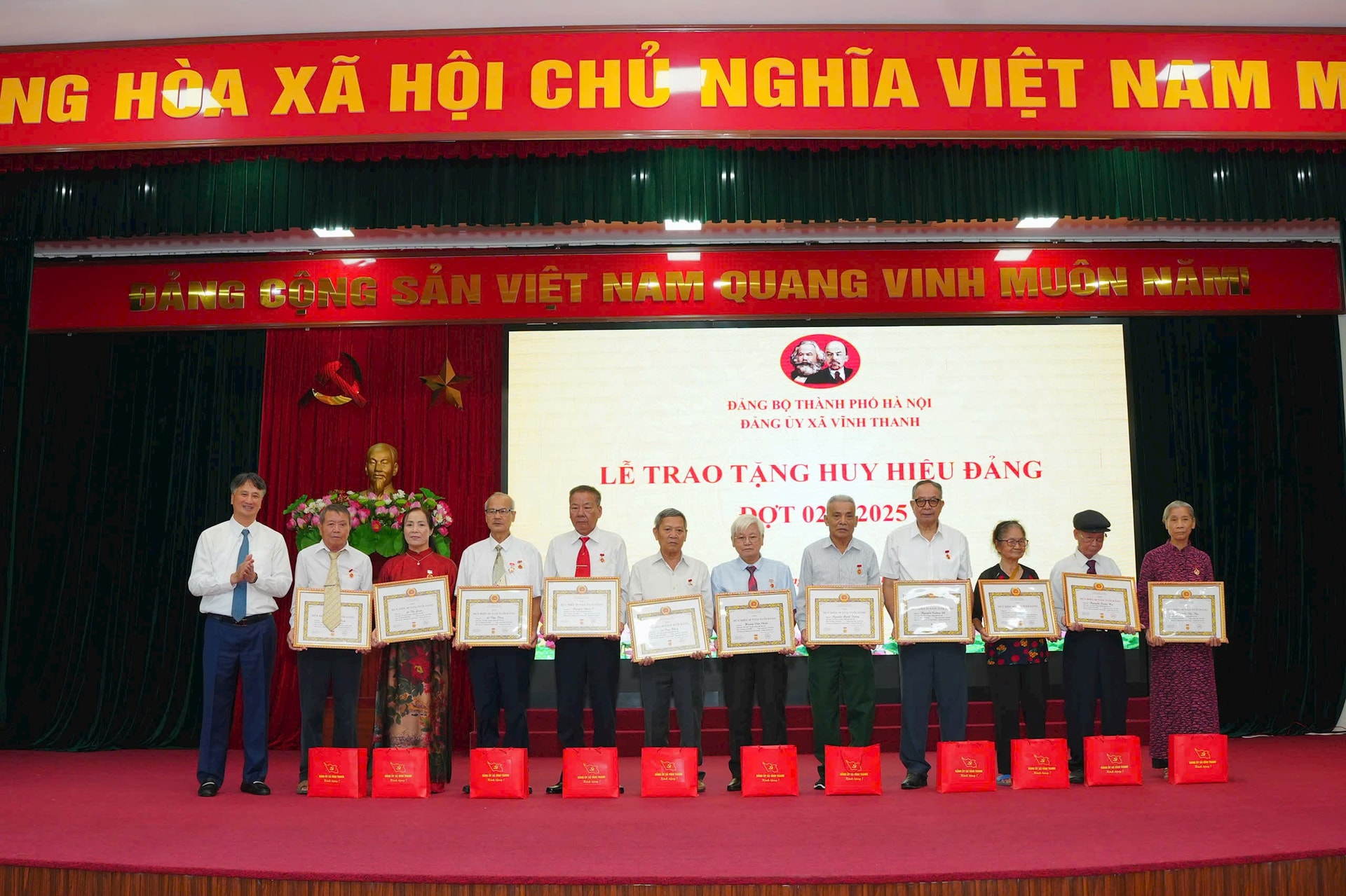 trao-tang-vinh-thanh.jpg
