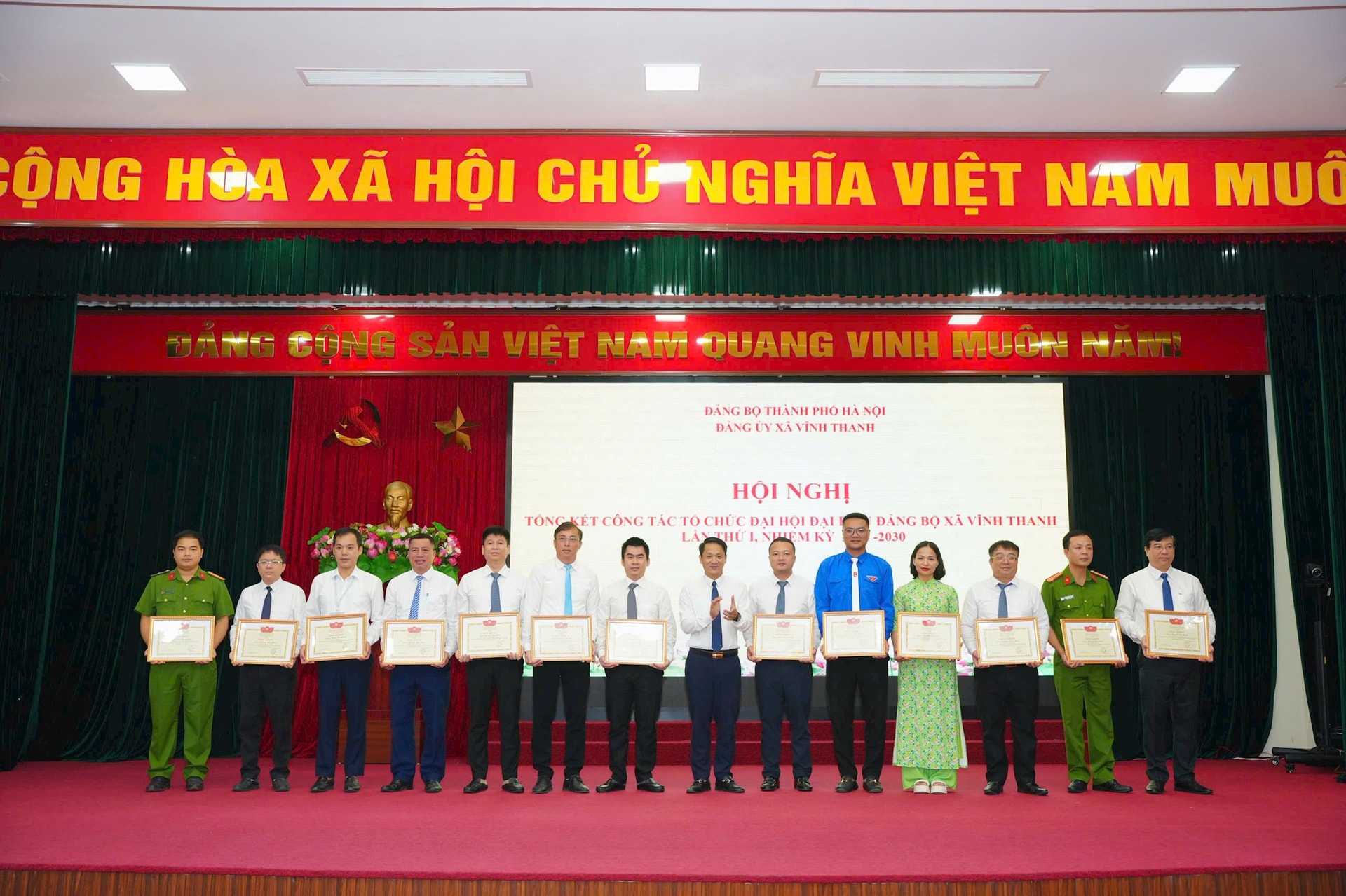 Tập thể và các cá nhân tiêu biểu được khen thưởng vì thành tích xuất sắc trong đợt thi đua cao điểm chào mừng Đại hội Đảng bộ xã lần thứ I. Ảnh: Thanh Hoa