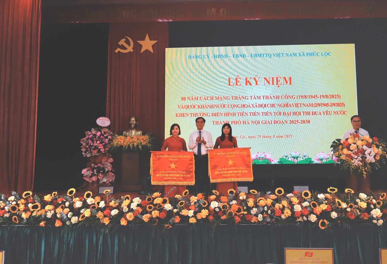 Bí thư Đảng ủy xã Phúc Lộc trao Cờ thi đua của UBND thành phố tặng Trường THCS Vân Phúc và Trường Tiểu học Võng Xuyên B - Đơn vị xuất sắc trong phong trào thi đua nặm học 2024-2025. Ảnh: Minh Phú
