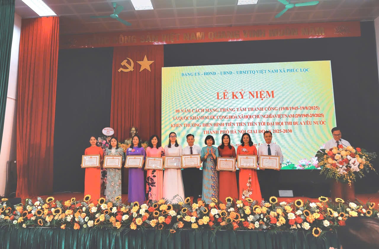 Phó Bí thư Thường trực Đảng ủy xã Phúc Lộc Lê Thị Toan khen thưởng các tập thể, cá nhân có thành tích trong phong trào thi đua giai đoạn 2020-2025. Ảnh: Minh Phú
