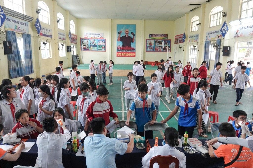 Yenle Dental đồng hành cùng các em học sinh trong chương trình thăm khám răng miệng định kỳ tại trường học – góp phần xây dựng thế hệ tương lai khỏe mạnh, tự tin.”