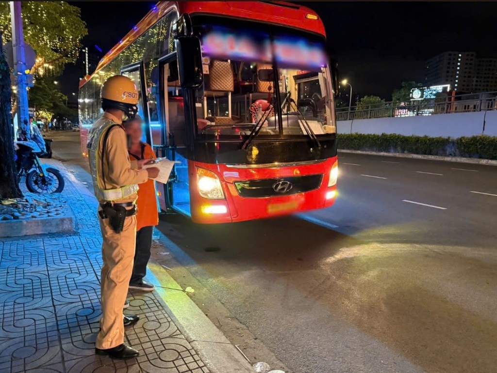 Lực lượng Cảnh sát giao thông siết chặt “xe dù, bến cóc” dịp Lễ 2/9