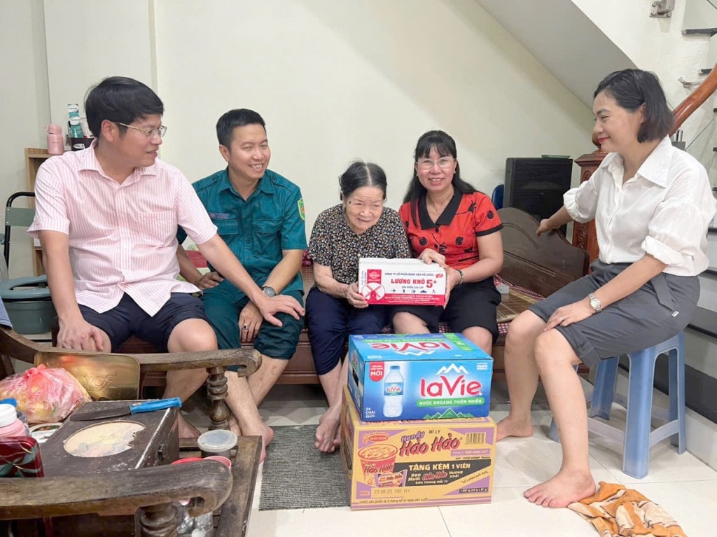 Phó Bí thư Thường trực Đảng ủy Đỗ Thị Thúy Hà thăm hỏi, động viên các gia đình thương binh, liệt sĩ, gia đình có hoàn cảnh khó khăn bị ảnh hưởng mưa bão