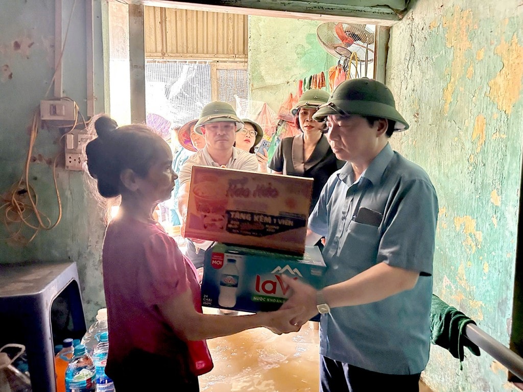 Chủ tịch UBND phường Tây Mỗ Trần Thanh Hải dẫn đầu một tổ công tác xuống địa bàn thăm hỏi, động viên Nhân dân bị ảnh hưởng do bão