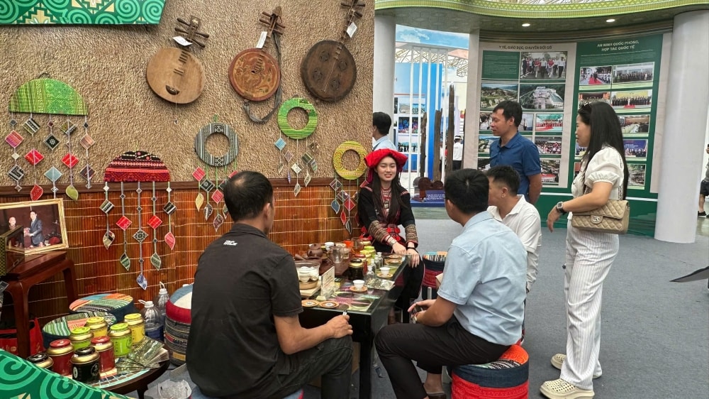 Du khách thích thú trải nghiệm game tương tác tại triển lãm thành tựu đất nước 80 năm