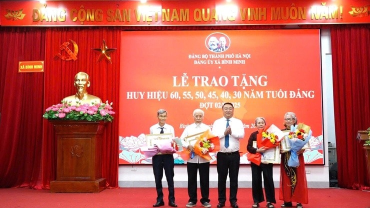 Trao Huy hiệu 60 năm tuổi Đảng cho các đồng chí đảng viên lão thành – khoảnh khắc trang trọng, xúc động và đầy ý nghĩa