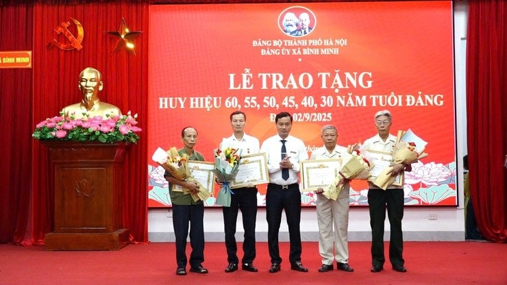 Trao Huy hiệu 60 năm tuổi Đảng cho các đồng chí đảng viên lão thành – khoảnh khắc trang trọng, xúc động và đầy ý nghĩa