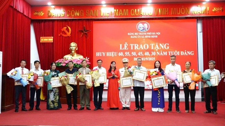 Những đảng viên lão thành vinh dự đón nhận Huy hiệu Đảng – minh chứng cho cả một đời cống hiến cho Đảng và Nhân dân.