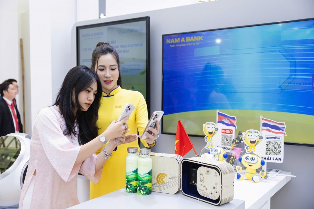 Khách tham quan gian hàng Nam A Bank tại triển lãm