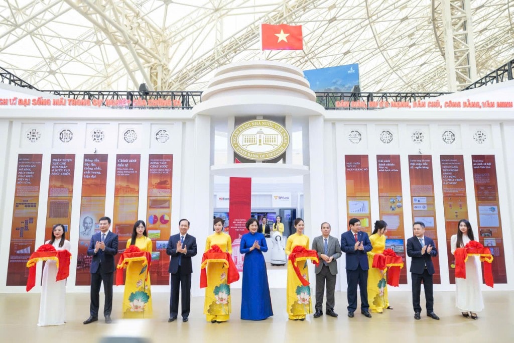Lãnh đạo NHNN cắt băng khai mạc triển lãm ngành Ngân hàng