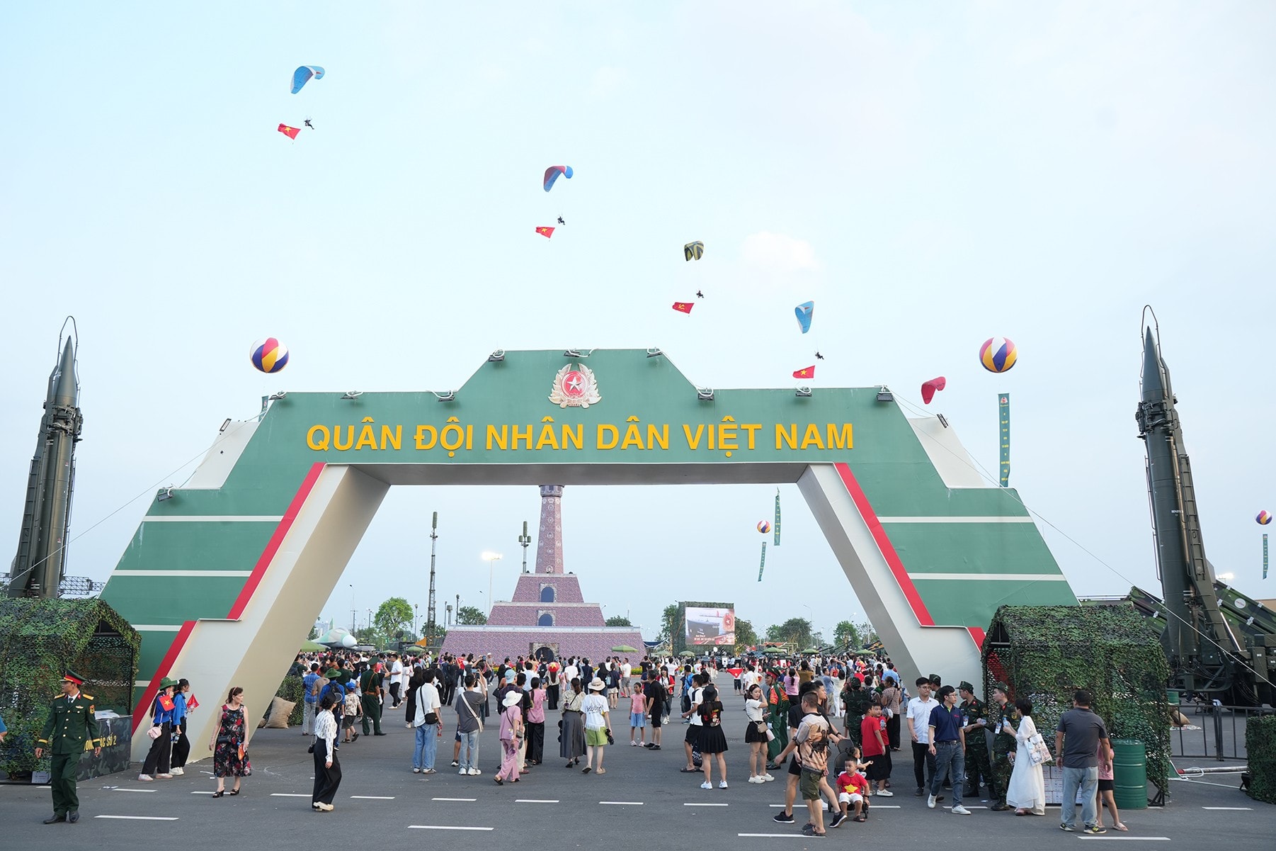 Khu vực triển lãm ngoài trời của Quân đội Nhân dân Việt Nam