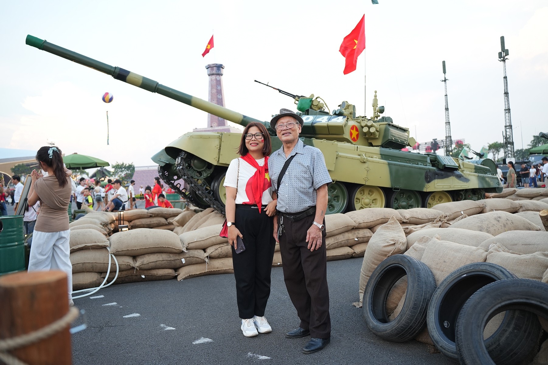 Người dân chụp ảnh cùng khí tài quân sự