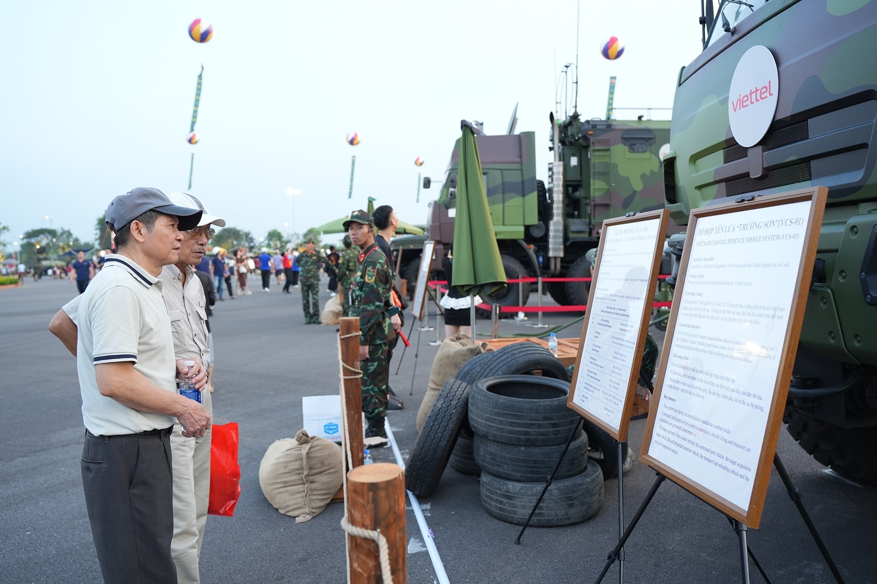 Các khí tài thu hút rất đông người dân tìm hiểu