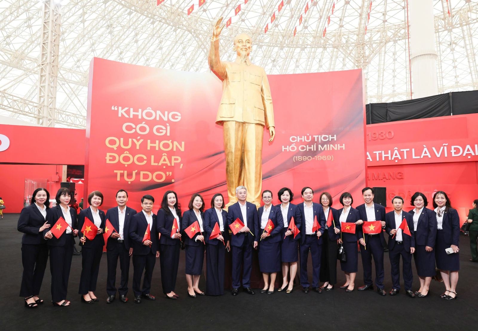 Ban lãnh đạo và cán bộ Co-opBank chụp ảnh lưu niệm tại Triển lãm “Thành tựu Đất nước nhân dịp kỷ niệm 80 năm ngày Quốc khánh (2/9/1945 - 2/9/2025)” ngày 29/8/2025 Ban lãnh đạo và cán bộ Co-opBank chụp ảnh lưu niệm tại Triển lãm “Thành tựu Đất nước nhân dịp kỷ niệm 80 năm ngày Quốc khánh (2/9/1945 - 2/9/2025)” ngày 29/8/2025