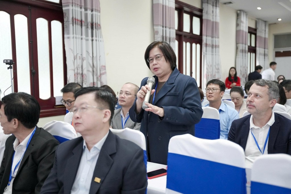 Tại hội thảo các diễn giả đã thảo luộn về các vấn đề đương đại như chuyển đổi số, kinh tế tuần hoàn, phát triển bền vững và quản trị kinh doanh