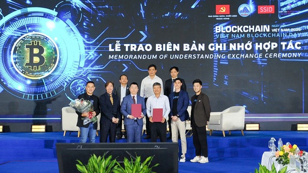 UBND thành phố Đà Nẵng ký kết bản ghi nhớ hợp tác với các doanh nghiệp công nghệ số (Ảnh: Đ.Minh)