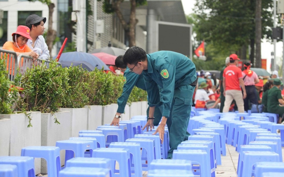 Công an Hà Nội sắp xếp chỗ ngồi ưu tiên cho cựu chiến binh, người cao tuổi xem diễu binh