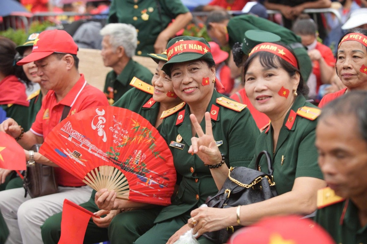 Công an Hà Nội sắp xếp chỗ ngồi ưu tiên cho cựu chiến binh, người cao tuổi xem diễu binh