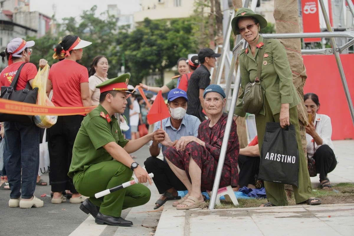Công an Hà Nội sắp xếp chỗ ngồi ưu tiên cho cựu chiến binh, người cao tuổi xem diễu binh