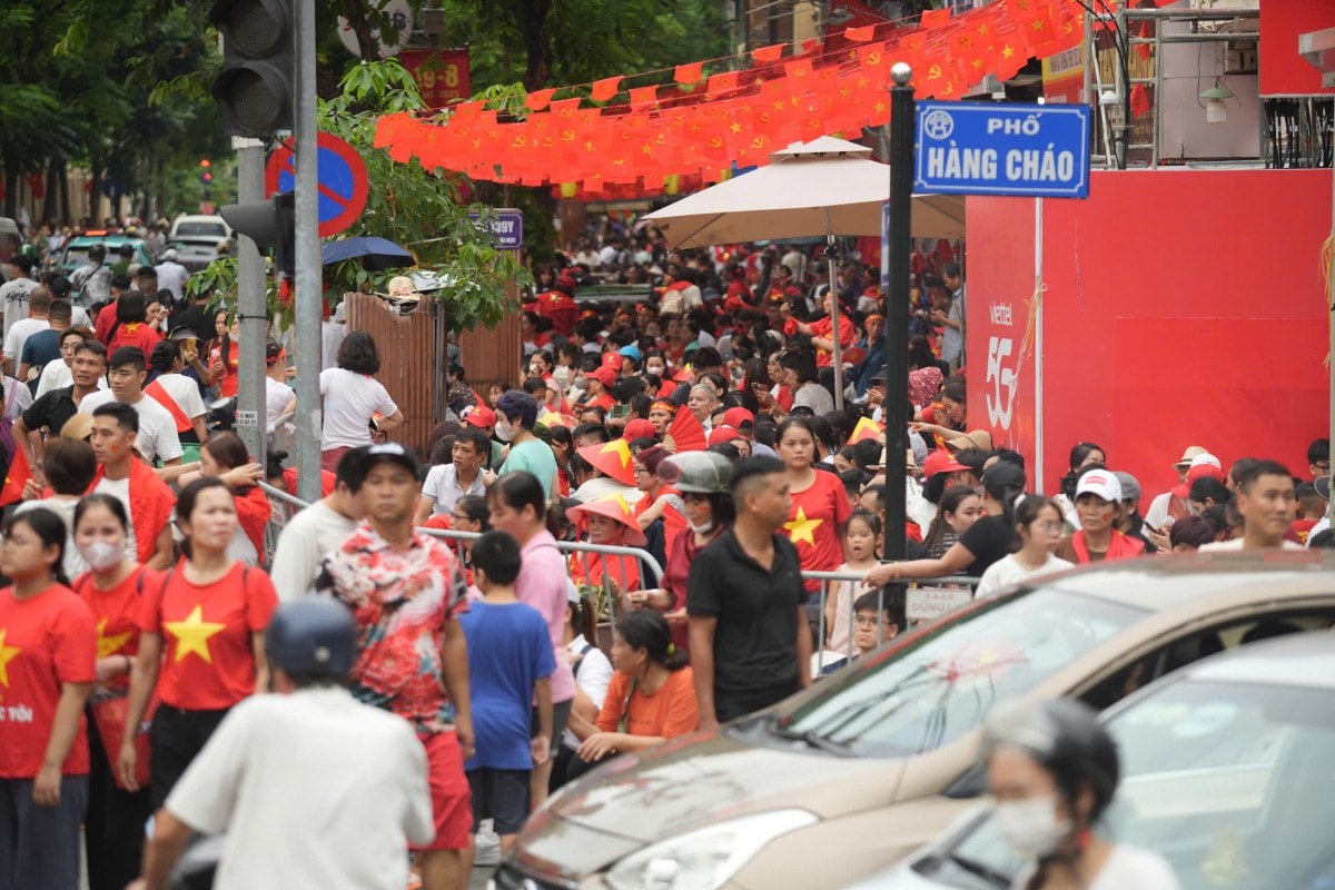 Công an Hà Nội sắp xếp chỗ ngồi ưu tiên cho cựu chiến binh, người cao tuổi xem diễu binh