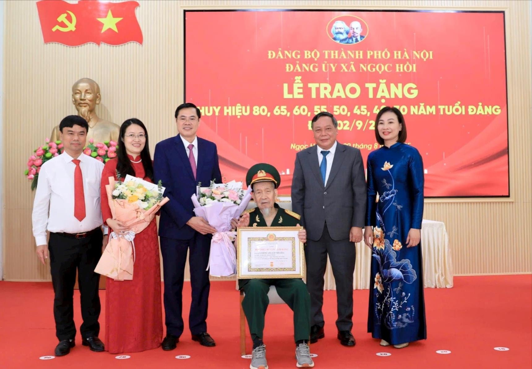 pho-bi-thu-thuong-truc-thanh-uy-ha-noi-nguyen-van-phong-tang-hoa-chuc-mung-dong-chi-la-hong-sac-xa-ngoc-hoi-.-anh-quang-thai(1).jpg