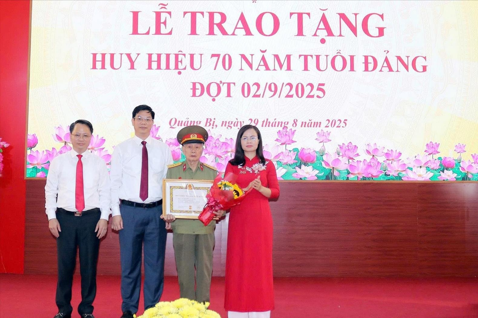 Xã Quảng Bị trao Huy hiệu Đảng tặng 47 đảng viên đợt 2-9