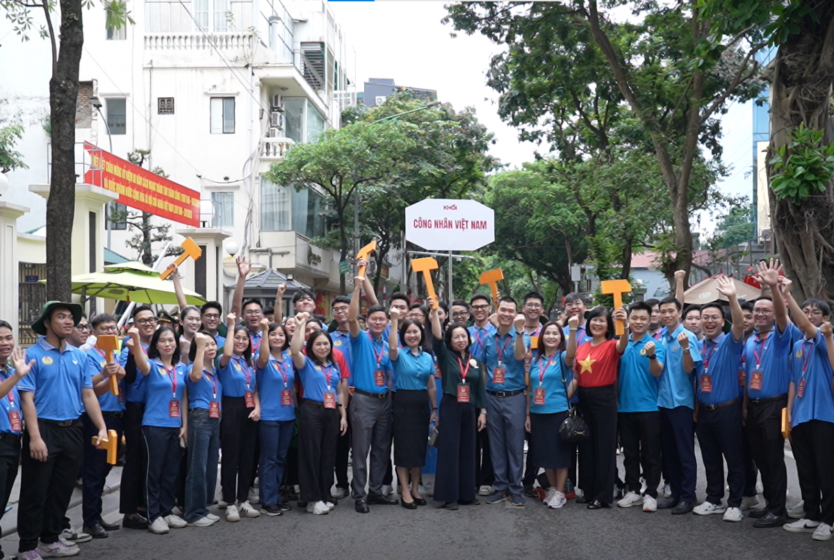 Đồng chí Thái Thu Xương - Phó Chủ tịch Thường trực Tổng LĐLĐ Việt Nam đến động viên Khối Công nhân Việt Nam trước giờ tổng hợp luyện tại Quảng trường Ba Đình. Ảnh: Hoàng Quân.