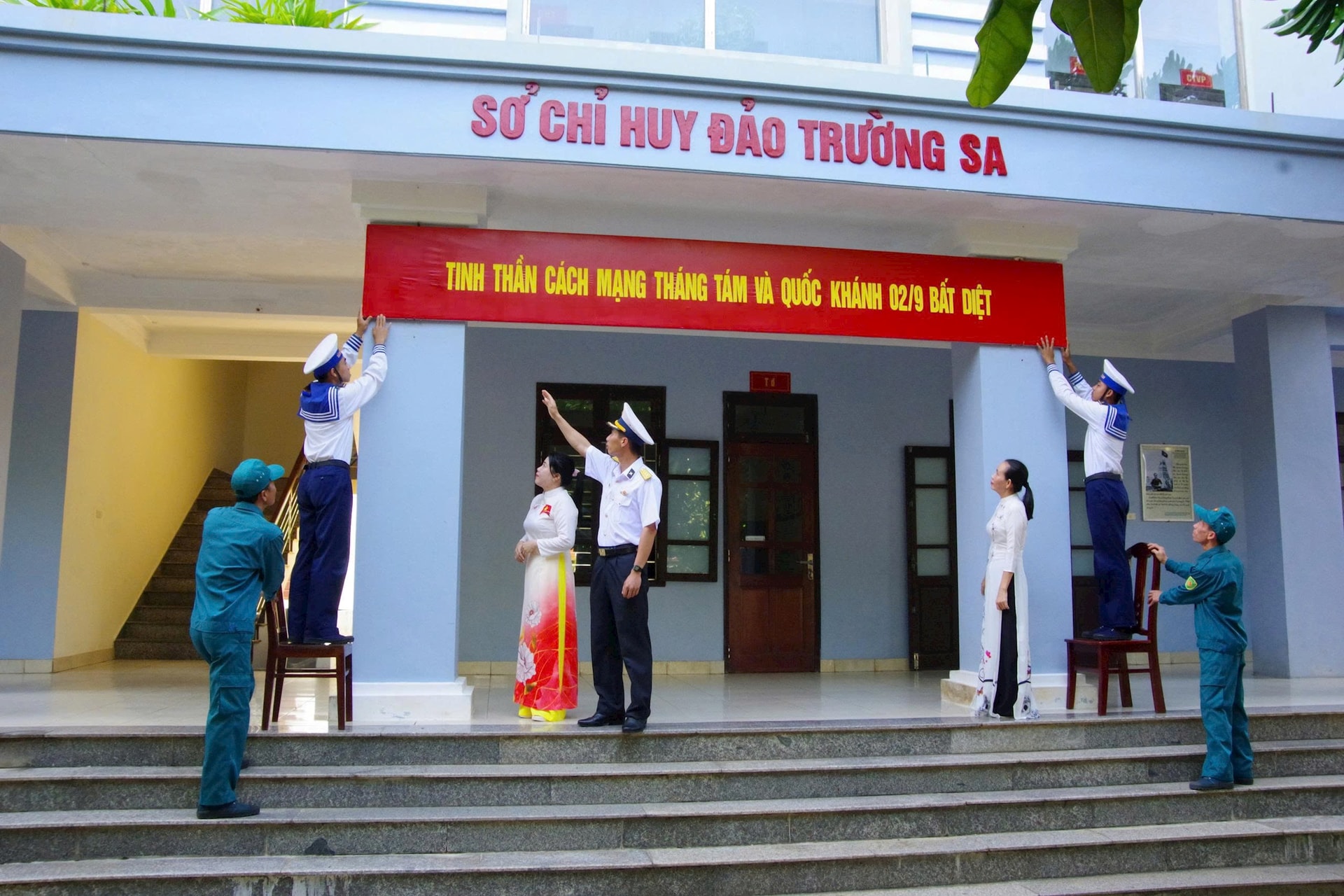 cb-cs-nhan-dan-cang-khau-hieu-chao-mung-dai-le.jpeg