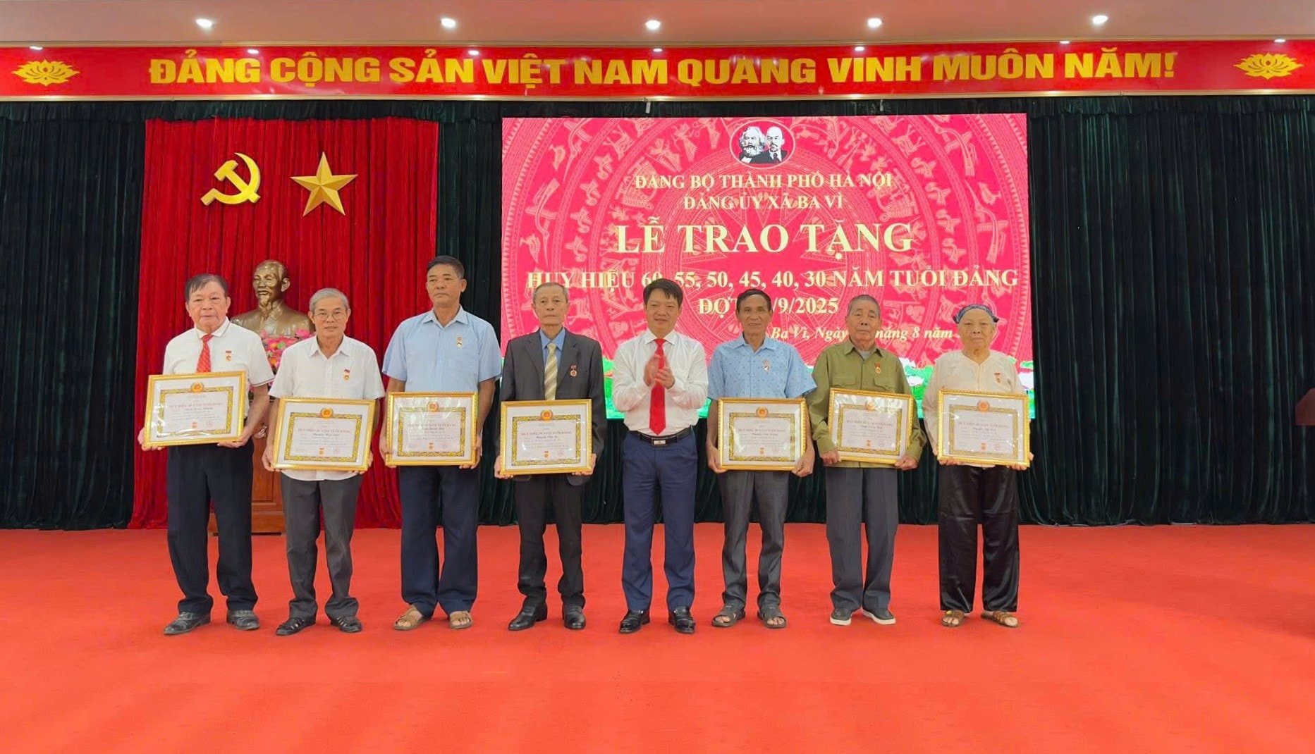 Ba Vì trao Huy hiệu Đảng tặng 20 đảng viên dịp Quốc khánh 2-9