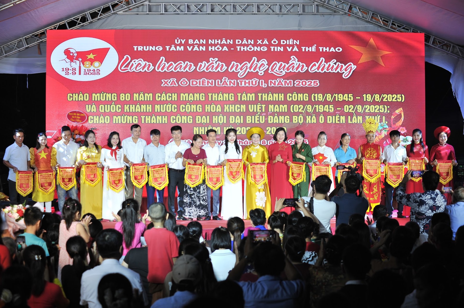 Ban Tổ chức trao cờ lưu niệm cho các đội tham gia Liên hoan. Ảnh: Nguyễn Phượng