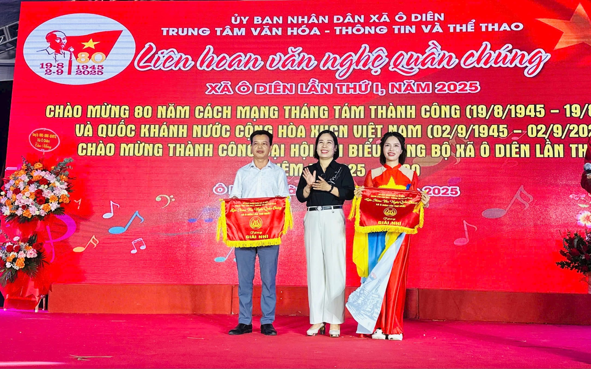 Bà Nguyễn Thị Tuyết, Cán bộ Trung tâm Văn hóa và Thư viện Hà Nội trao giải cho các đội thi. Ảnh: Nguyễn Phượng