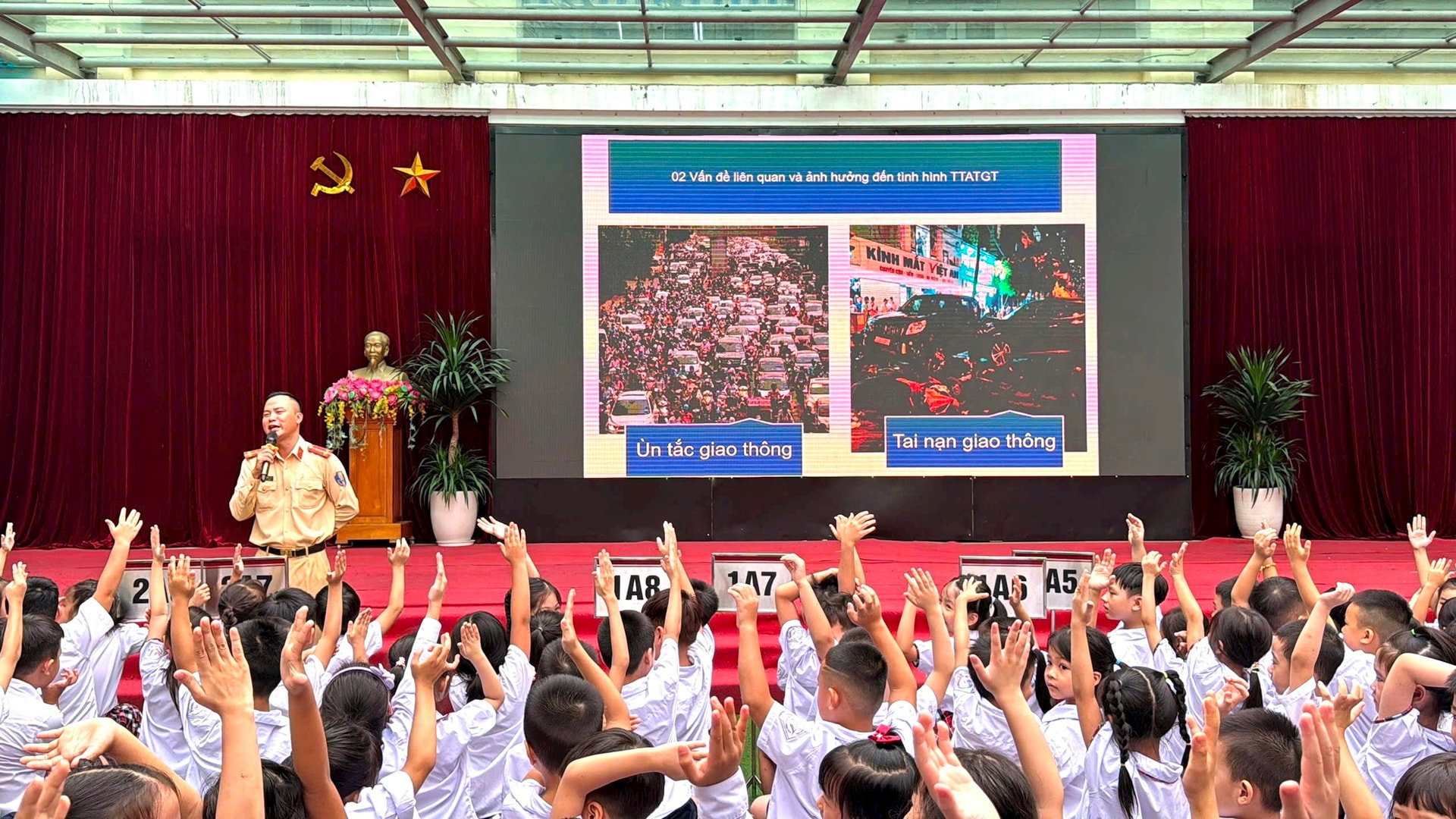 Chuyên đề giáo dục an toàn giao thông của học sinh Trường Tiểu học Vĩnh Tuy. Ảnh: Lê Nguyễn 