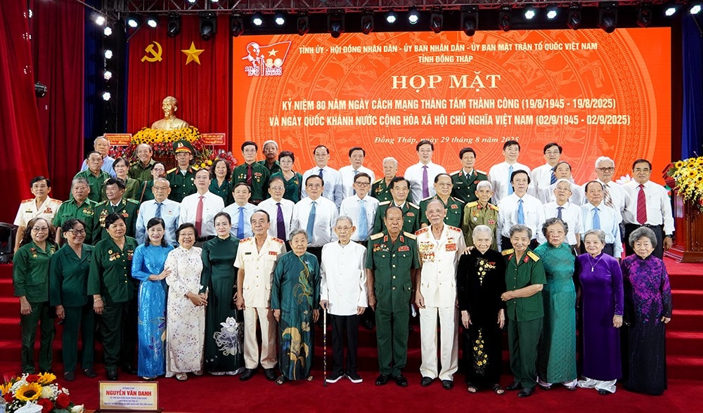 Đại biểu chụp ảnh lưu niệm tại buổi họp mặt