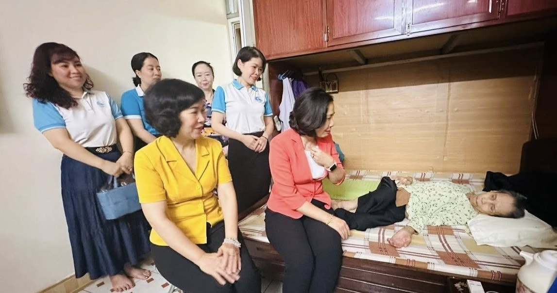 Chủ tịch Hội LHPN Hà Nội Lê Kim Anh ân cần hỏi thăm sức khỏe, đời sống của Mẹ Nguyễn Thị Xuyến