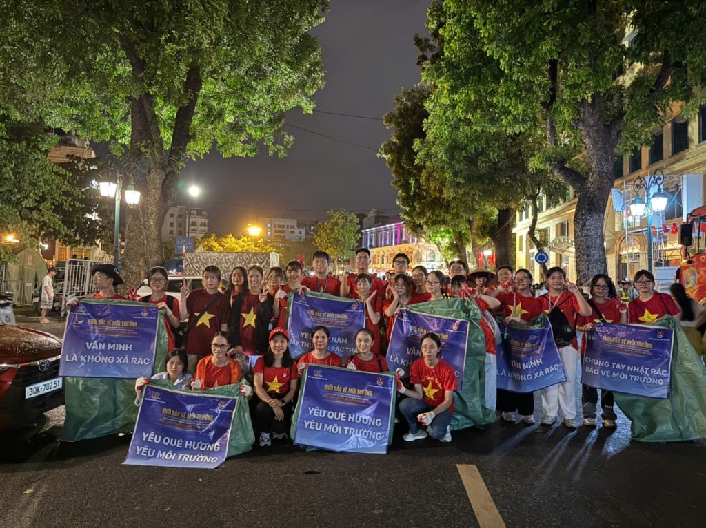 Đoàn Thanh niên phường Hoàn Kiếm phối hợp phát động chiến dịch “Hà Nội sạch – Vì một Việt Nam xanh”
