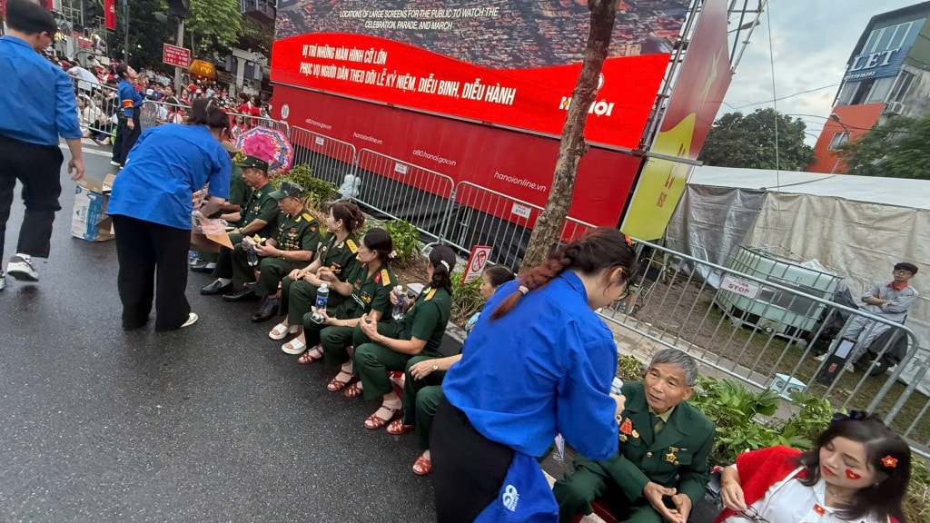Cùng với việc tuyên truyền bảo vệ môi trường, thanh niên tình nguyện phường Hoàn Kiếm còn tổ chức phát nước phục vụ cựu chiến binh, người già, trẻ em theo dõi Tổng duyệt diễu binh, diễu hành