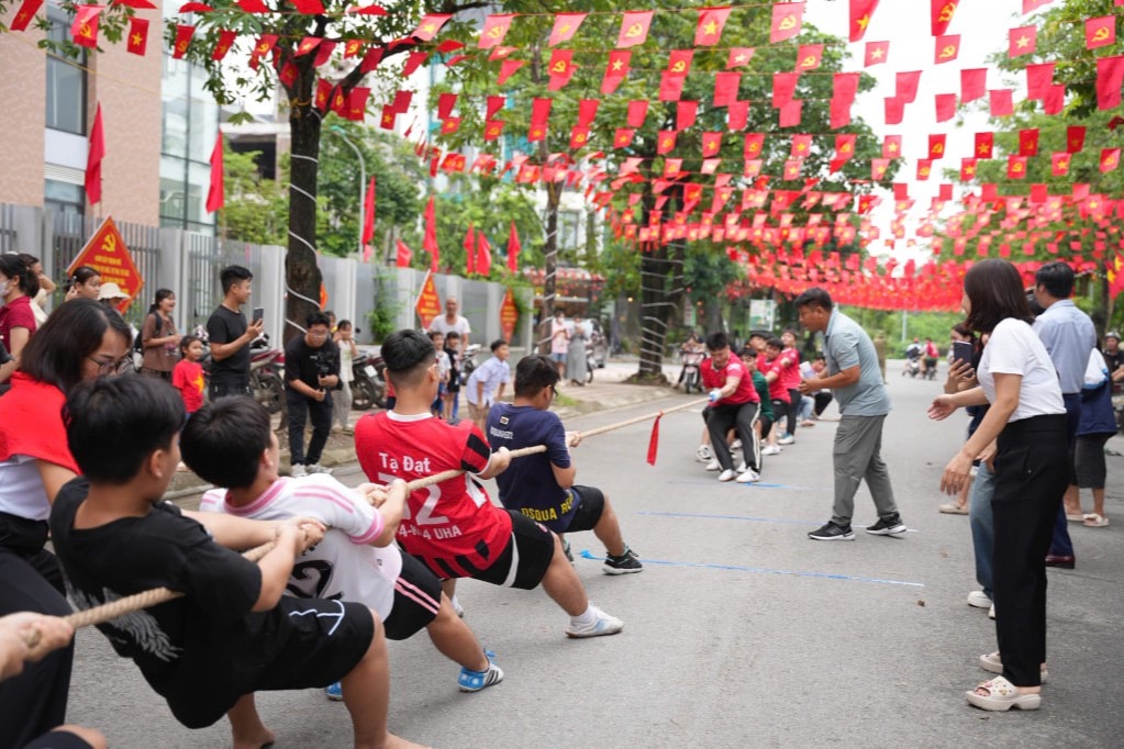 Trò chơi kéo co thu hút đông đảo thanh thiếu nhi và người dân tham gia Trò chơi kéo co thu hút đông đảo thanh thiếu nhi và người dân tham gia