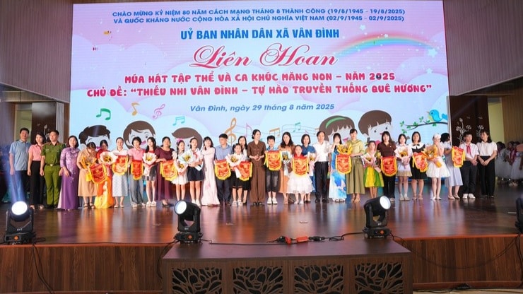 Các đội tham gia liên hoan nhận cờ lưu niệm Các đội tham gia liên hoan nhận cờ lưu niệm