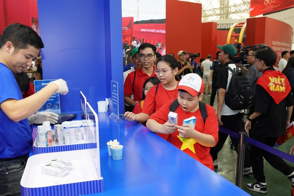 Nhiều em nhỏ thích mê khi được thưởng thức thêm các sản phẩm mới của hiệu sữa quen thuộc mà các em uống mỗi ngày. (Ảnh: Vi Nam)