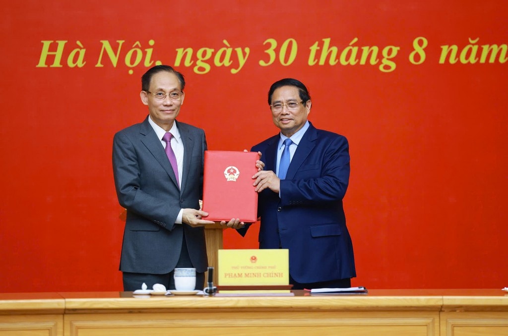 Thủ tướng Phạm Minh Chính trao quyết định tiếp nhận đồng chí Lê Hoài Trung, Bí thư Trung ương Đảng, Chánh Văn phòng Trung ương Đảng, về công tác tại Bộ Ngoại giao, giao Quyền Bộ trưởng Bộ Ngoại giao - Ảnh: VGP/Nhật Bắc Thủ tướng Phạm Minh Chính trao quyết định tiếp nhận đồng chí Lê Hoài Trung, Bí thư Trung ương Đảng, Chánh Văn phòng Trung ương Đảng, về công tác tại Bộ Ngoại giao, giao Quyền Bộ trưởng Bộ Ngoại giao - Ảnh: VGP/Nhật Bắc