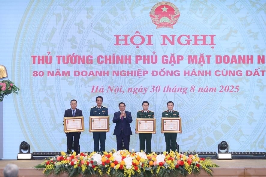 Thủ tướng Phạm Minh Chính trao Huân chương Bảo vệ Tổ quốc hạng Nhất tặng Tập đoàn Công nghiệp - Viễn thông Quân đội (Viettel) và Ngân hàng Quân đội (MB); trao Huân chương Bảo vệ Tổ quốc hạng Nhì tặng Binh đoàn 18 và Tập đoàn Điện lực Việt Nam (EVN) - Ảnh: VGP/Nhật Bắc Thủ tướng Phạm Minh Chính trao Huân chương Bảo vệ Tổ quốc hạng Nhất tặng Tập đoàn Công nghiệp - Viễn thông Quân đội (Viettel) và Ngân hàng Quân đội (MB); trao Huân chương Bảo vệ Tổ quốc hạng Nhì tặng Binh đoàn 18 và Tập đoàn Điện lực Việt Nam (EVN) - Ảnh: VGP/Nhật Bắc