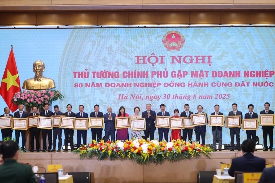 Chủ tịch Ủy ban Trung ương MTTQ Việt Nam Đỗ Văn Chiến và Phó Thủ tướng Thường trực Chính phủ Nguyễn Hoà Bình trao Bằng khen của Thủ tướng Chính phủ tặng 18 doanh nghiệp tiêu biểu - Ảnh: VGP/Nhật Bắc Chủ tịch Ủy ban Trung ương MTTQ Việt Nam Đỗ Văn Chiến và Phó Thủ tướng Thường trực Chính phủ Nguyễn Hoà Bình trao Bằng khen của Thủ tướng Chính phủ tặng 18 doanh nghiệp tiêu biểu - Ảnh: VGP/Nhật Bắc