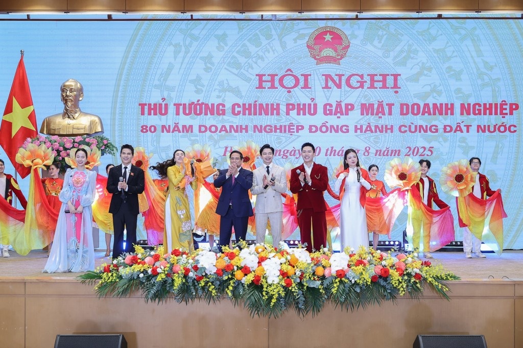 Thủ tướng nêu rõ, Chính phủ, Thủ tướng Chính phủ cam kết luôn sát cánh, chia sẻ, đồng hành để xây dựng, phát triển cộng đồng doanh nghiệp, doanh nhân đoàn kết, phát triển hùng mạnh, góp phần thúc đẩy cơ cấu lại nền kinh tế, đổi mới mô hình tăng trưởng theo hướng xanh, số, tuần hoàn, bền vững - Ảnh: VGP/Nhật Bắc Thủ tướng nêu rõ, Chính phủ, Thủ tướng Chính phủ cam kết luôn sát cánh, chia sẻ, đồng hành để xây dựng, phát triển cộng đồng doanh nghiệp, doanh nhân đoàn kết, phát triển hùng mạnh, góp phần thúc đẩy cơ cấu lại nền kinh tế, đổi mới mô hình tăng trưởng theo hướng xanh, số, tuần hoàn, bền vững - Ảnh: VGP/Nhật Bắc