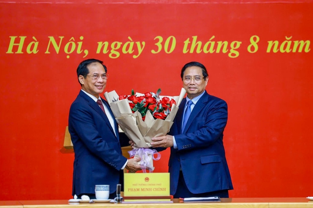Thủ tướng tặng hoa cho Phó Thủ tướng Bùi Thanh Sơn - Ảnh: VGP/Nhật Bắc Thủ tướng tặng hoa cho Phó Thủ tướng Bùi Thanh Sơn - Ảnh: VGP/Nhật Bắc