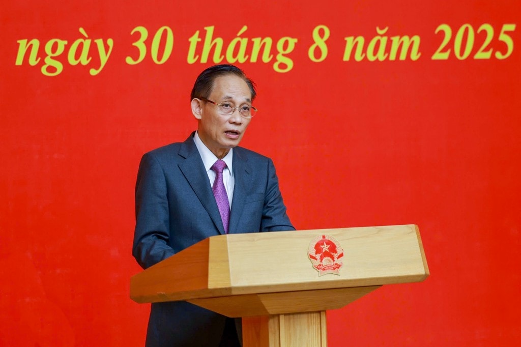Quyền Bộ trưởng Bộ Ngoại giao Lê Hoài Trung cam kết sẽ cùng tập thể lãnh đạo, cán bộ, công chức, viên chức, người lao động của Bộ Ngoại giao nỗ lực hoàn thành tốt nhiệm vụ mà Đảng, Nhà nước, Chính phủ, Thủ tướng Chính phủ giao phó - Ảnh: VGP/Nhật Bắc Quyền Bộ trưởng Bộ Ngoại giao Lê Hoài Trung cam kết sẽ cùng tập thể lãnh đạo, cán bộ, công chức, viên chức, người lao động của Bộ Ngoại giao nỗ lực hoàn thành tốt nhiệm vụ mà Đảng, Nhà nước, Chính phủ, Thủ tướng Chính phủ giao phó - Ảnh: VGP/Nhật Bắc