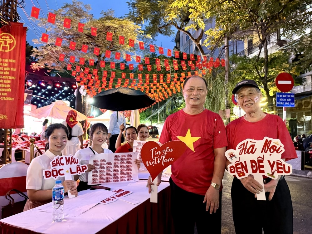 Người dân phường Ba Đình hào hứng checkin Người dân phường Ba Đình hào hứng checkin