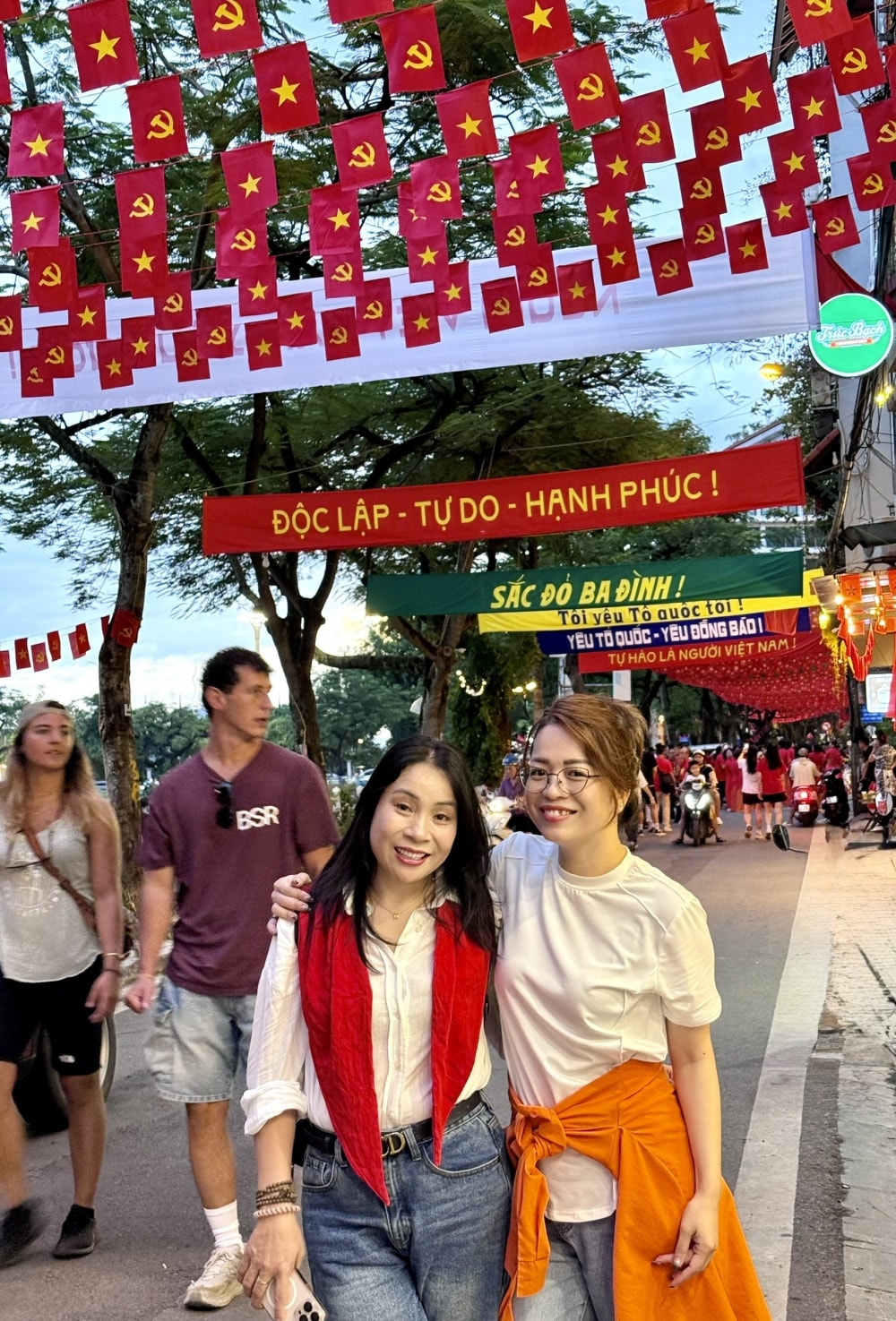 Chị Hoài hào hứng lưu lại khoảnh khắc trên đường cờ đỏ Chị Hoài hào hứng lưu lại khoảnh khắc trên đường cờ đỏ