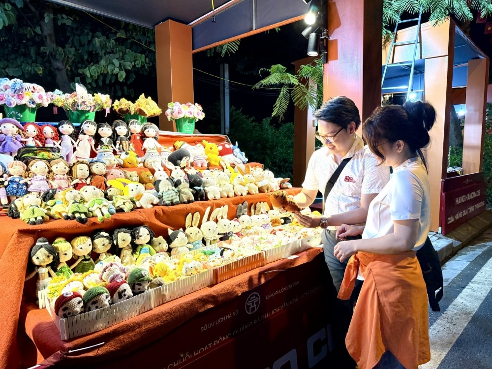 Người dân có thể tham gia các gian hàng và mua sắm nhiều sản phẩm quà tặng Người dân có thể tham gia các gian hàng và mua sắm nhiều sản phẩm quà tặng